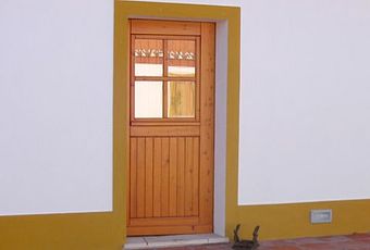 Portas interiores e portas exteriores em madeira maciça, de abrir e de correr